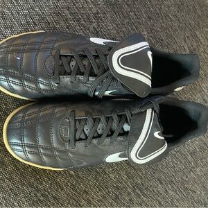 Nike Men’s Black & White Nike Tiempo Soccer Shoes Size 7.5